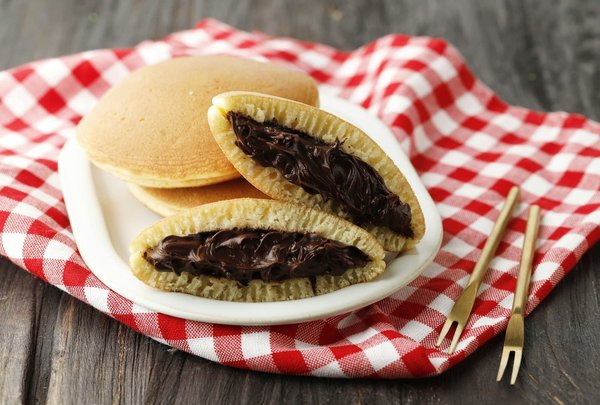 Come fare delle crepes giapponesi soffici chiamate dorayaki?