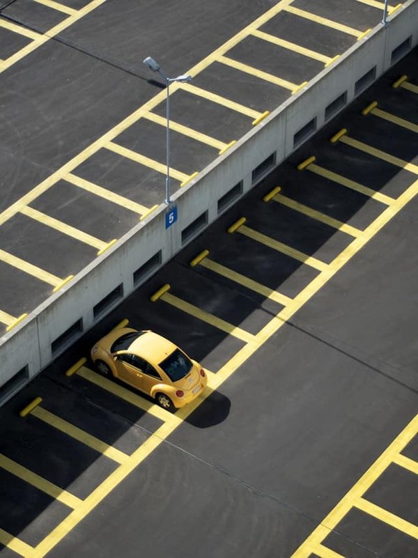 Come si può calibrare il sistema di assistenza al parcheggio per una maggiore precisione in un'auto compatta?